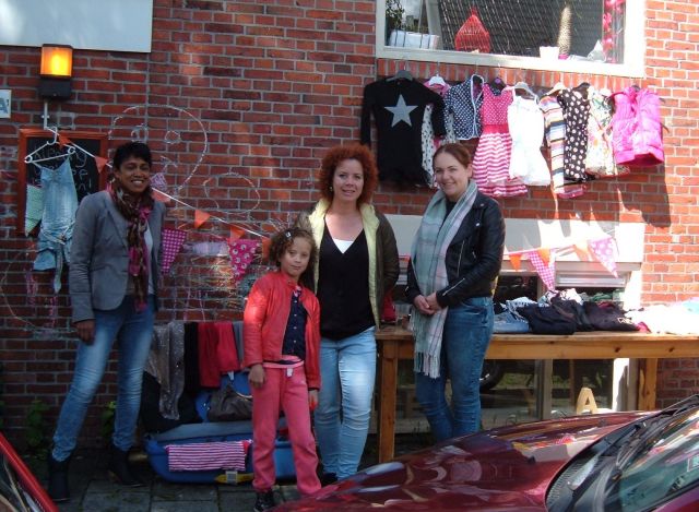 2015 05 30 Buurtrommelmarkt Faya en Sharon