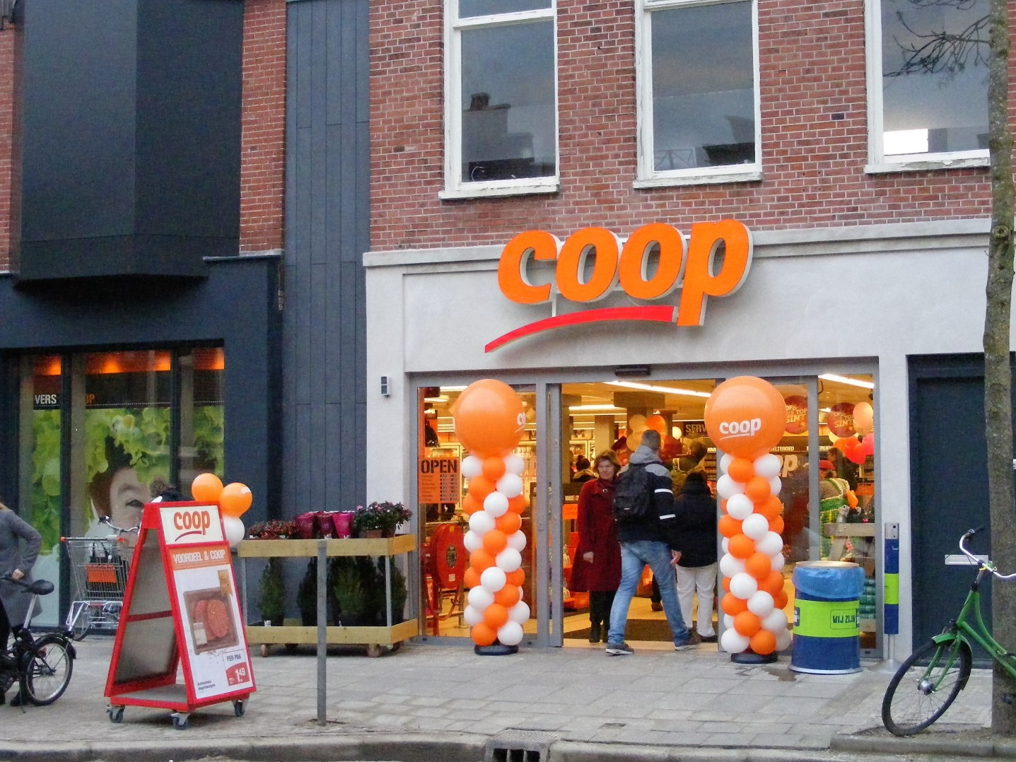 Vernieuwde en vergrote Coop Kerklaan heropend