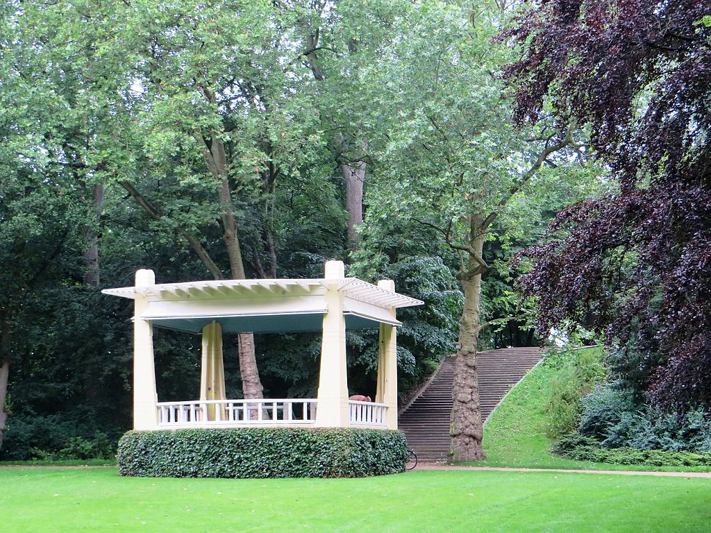 Yoga in muziekkoepel Noorderplantsoen