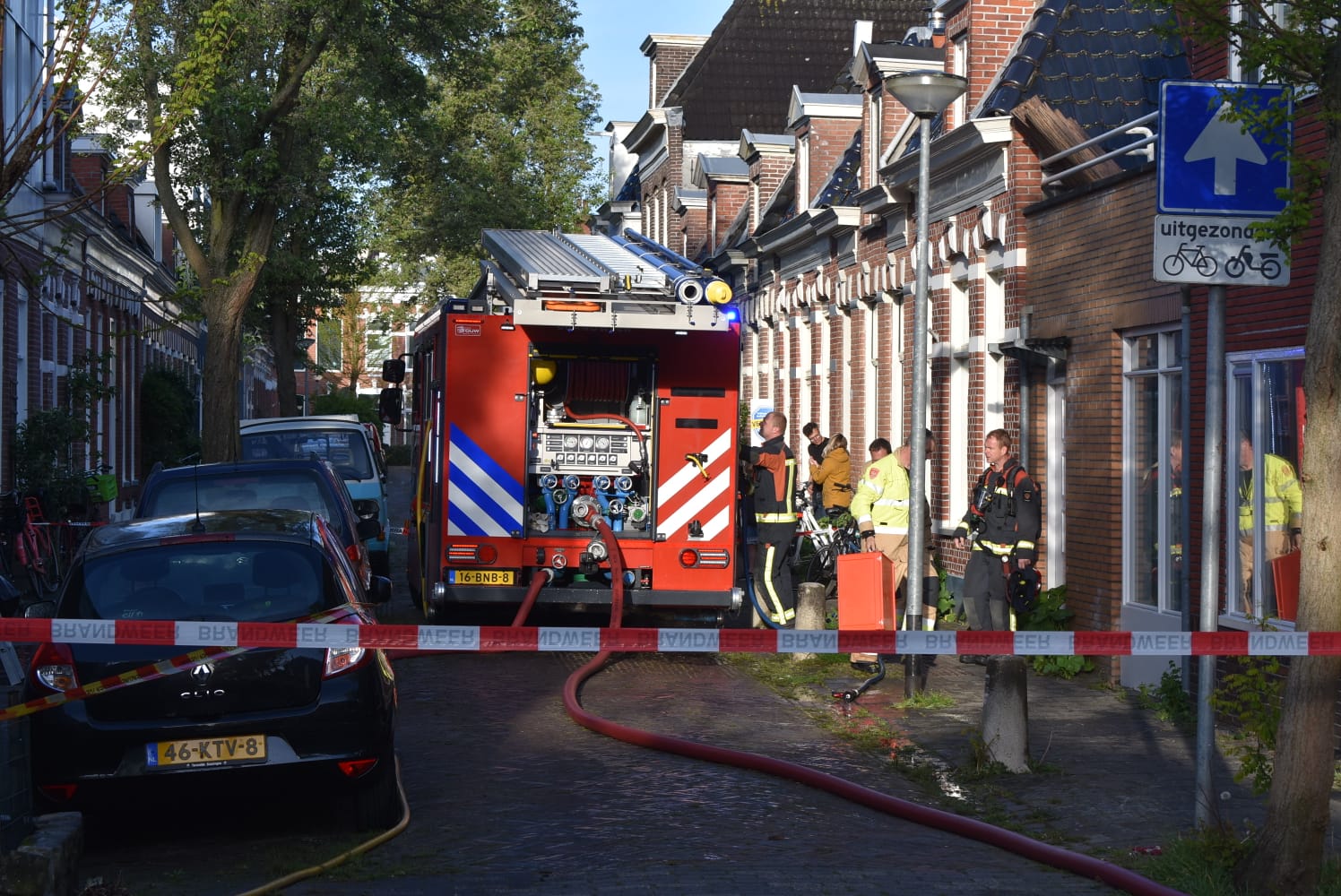 Brandweer redt drie mensen bij brand