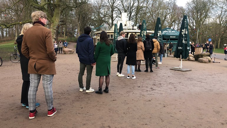 Het afhaalloket van paviljoen Zondag doet goede zaken Foto Eva Hulscher RTV Noord