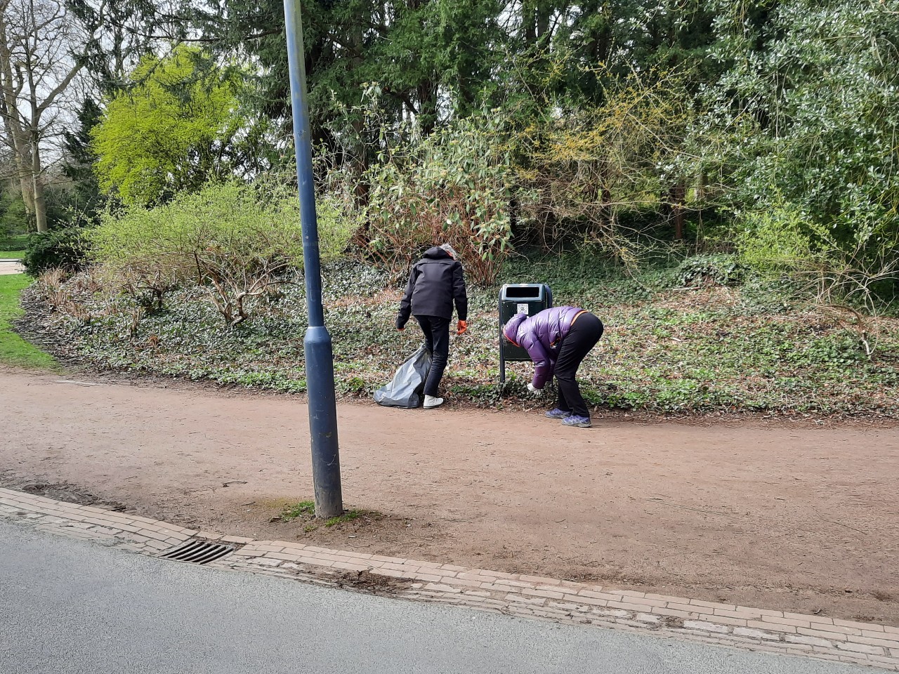 VJS 20210410 bij de afvalbak