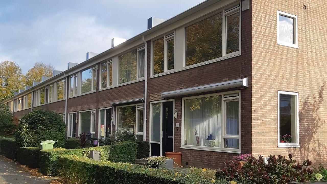 Honderden woningen verduurzaamd – jaren ’60 huizen krijgen tweede jeugd