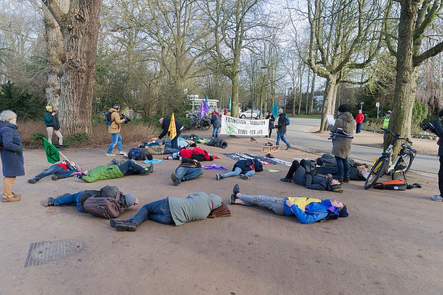 Klimaatdemonstranten vallen ‘dood’ neer in Noorderplantsoen